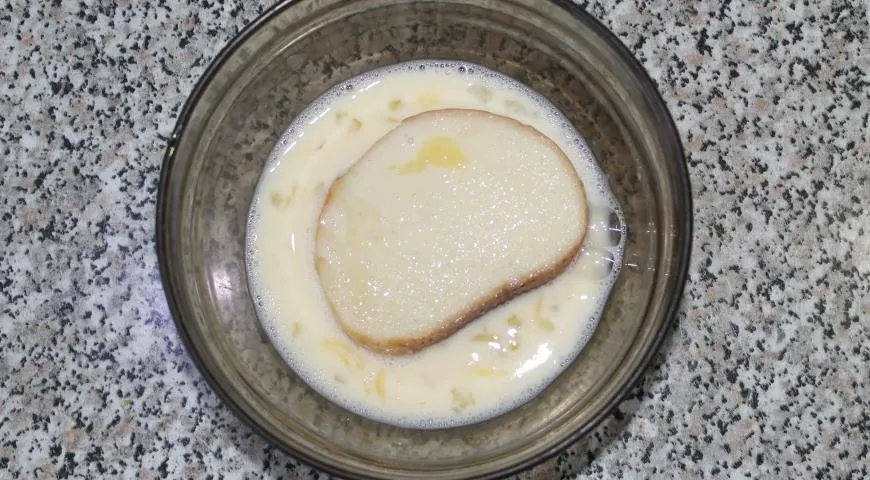 Хлеб в яйце с сахаром. Ломтики на сковороде с яйцом и молоком. Хлеб молоко яйца. Яично молочная смесь. Хлеб замоченный в молоке.