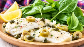 Филе дорадо запеченное с оливками, каперсами и вином
