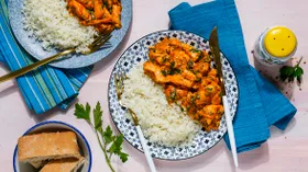 Куриное филе в сметанно-томатном соусе