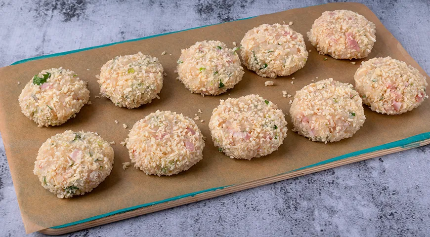 Котлеты из щуки рекомендуется лепить мокрыми руками. Можно дополнительно отбить каждую котлету между ладонями