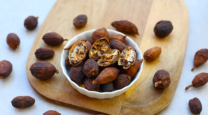 Черный кардамон (Amomum subulatum) чаще зеленого используется в сытных мясных блюдах, но на юге Индии его также используют в сладких блюдах.