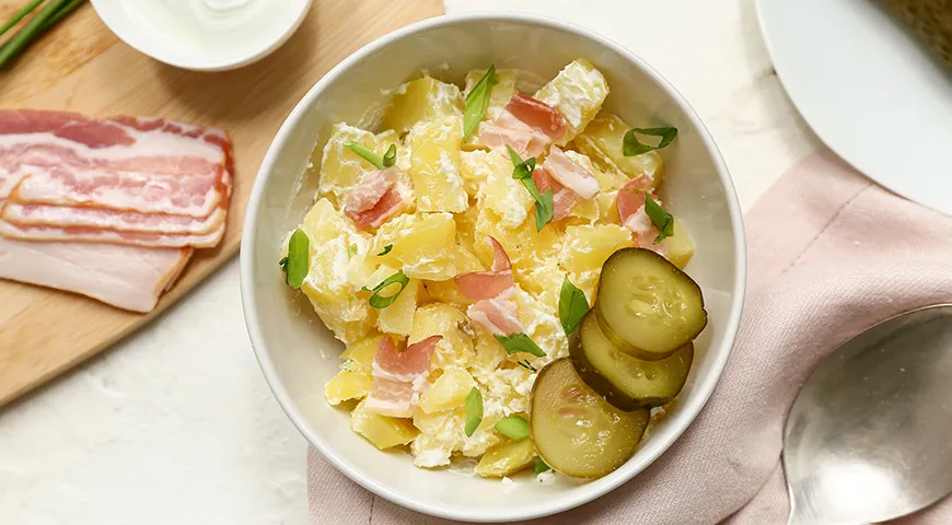 Подают салат как самостоятельную закуску, а также к отварному картофелю, кашам и мясным блюдам
