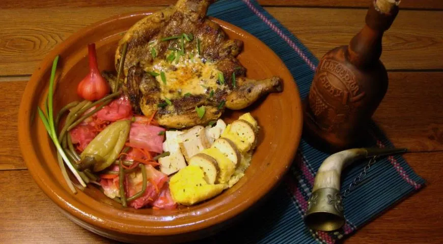 Цыпленок на кеци с полентой и сливочным соусом Айоли