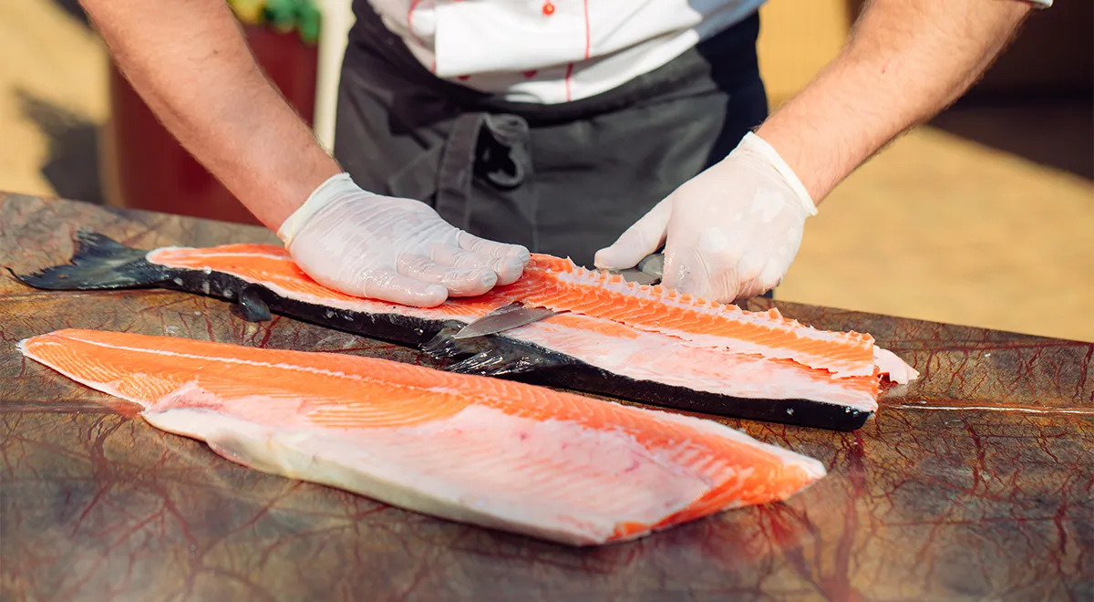 Нож, ножницы, зажим — все, что нужно для разделки рыбы на филе