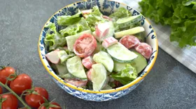 Салат с овощами и крабовыми палочками