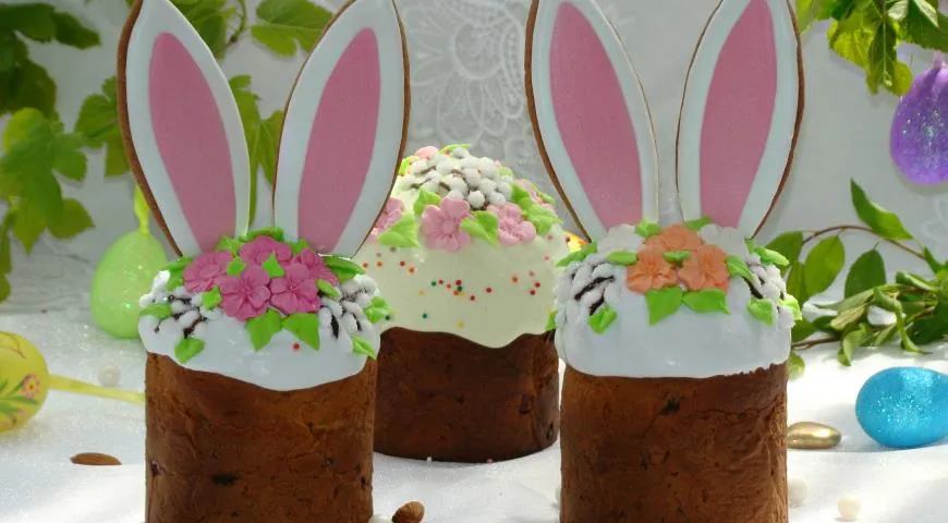 Кулич с вареной сгущенкой и миндалем