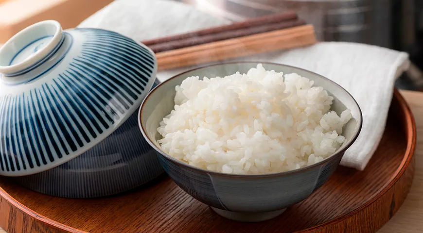 Для онигири используют круглый рис с высоким содержанием крахмала, который при варке становится мягким и клейким