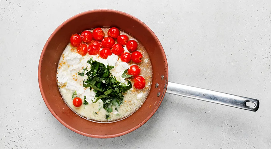 Макароны с брынзой и помидорами на сковороде