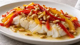 Треска с перцем и кедровыми орешками