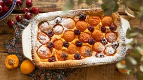 Пирог с вишней и абрикосами