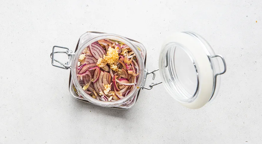 Салат с говядиной, болгарским перцем и маринованными огурцами
