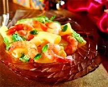 Салат из пасты с песто  и королевскими креветками