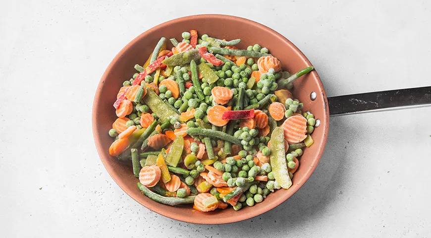 Куриное филе с замороженными овощами на сковороде