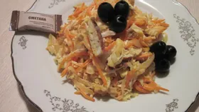 Салат из капусты, моркови и жареного яйца