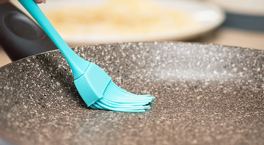 Перед первым использованием новую сковороду рекомендуется слегка смазать тонким слоем растительного масла (лучше рафинированного)