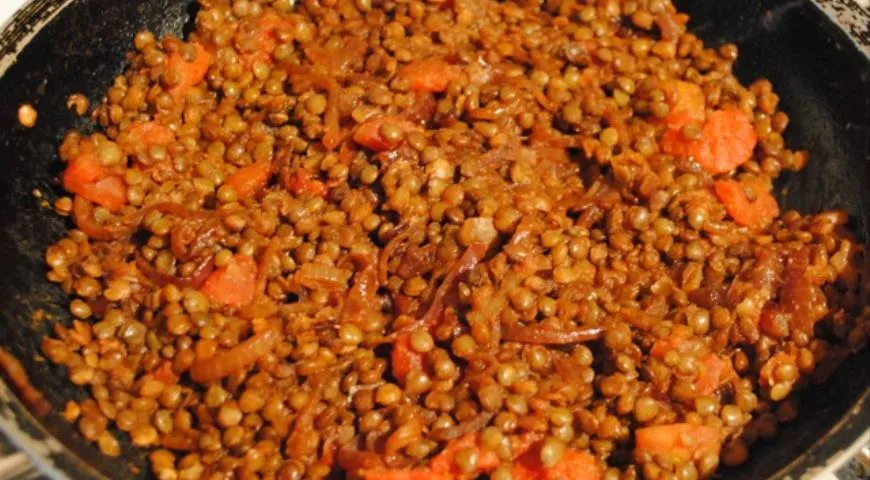 чечевица с морковью. чечевица гарнир. чечевица красная готовая. чечевица с морковью. чечевица на гарнир на сковороде.