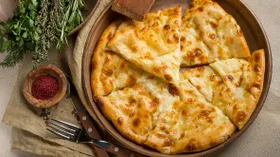 Хачапури по-имеретински и по-мегрельски: в чем разница и как приготовить оба вида