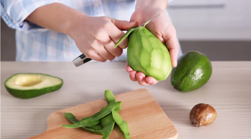Очищаем авокадо и приступаем к приготовлению блюд или просто едим