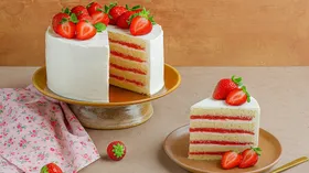 Торт “Молочная девочка” с клубникой