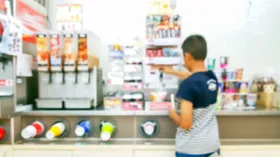 Эксперт ВОЗ предложил запретить продажу сладостей на кассах в России