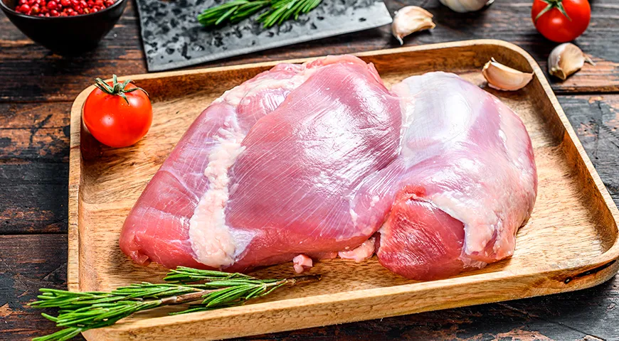 В сравнении с диетическим филе грудки, мясо бедра индейки отличается более интересной текстурой и насыщенным вкусом, имеет красивый розовато-рубиновый оттенок и легкую жировую прослойку