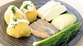 Рецепты из творога - бутерброд с зеленым творогом, творожные клецки с тмином, творожные сырки с тмином