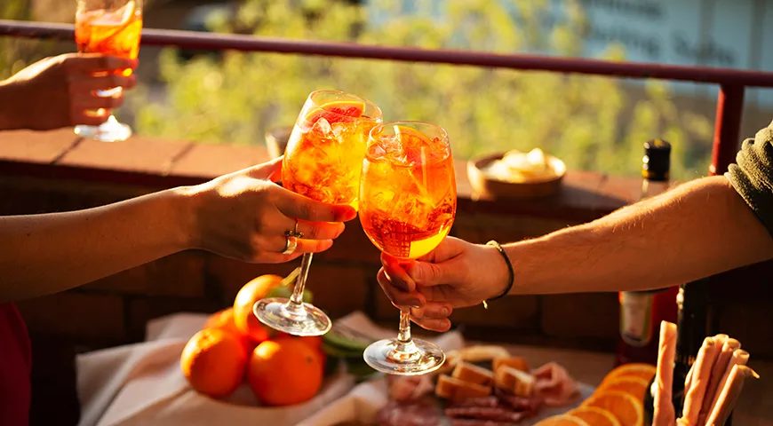 «Апероль шпритц» готовят из просекко с добавлением содовой и ликера апероль