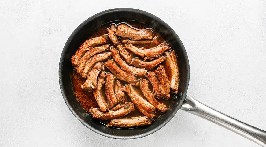 Жареные свиные ребрышки с луком и чесноком