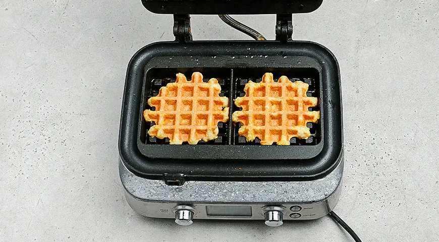 Чафли с тунцом, красным луком и сельдереем