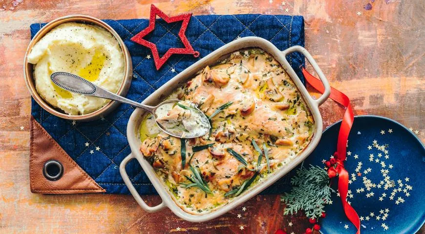 Куриная грудка в сметанном соусе с грибами и чесноком