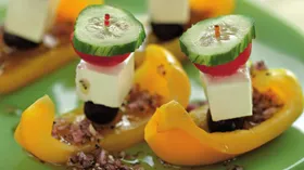 Греческий салат на шпажках в лодочках из перца