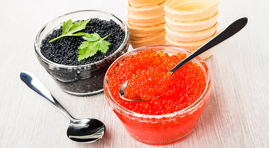 По цвету имитированную икру делят на красную (имитирует лососевую) и черную (имитирует осетровую)