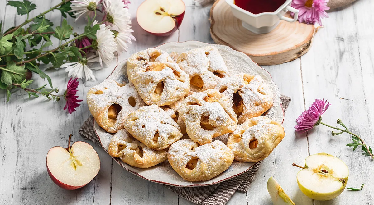 Рецепт яблочных конвертиков из слоеного теста с сахарной пудрой