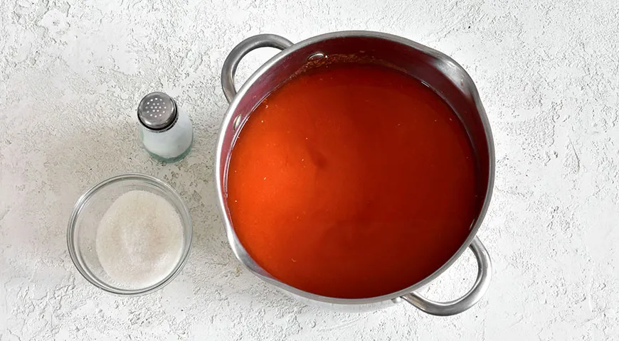 Томатный сок на зиму соль сахар. Чашка томатного сока сверху. Томатный сок через сито. Томатный сок с сахаром. Томатный сок на литр соли.
