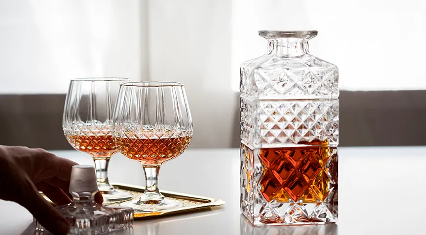 Срок хранения открытой бутылки коньяка напрямую зависит от уровня напитка в ней: чем меньше осталось, тем быстрее окисляется и выдыхается алкоголь