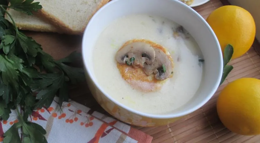 Грибной крем-суп с равиоли в виде гренок