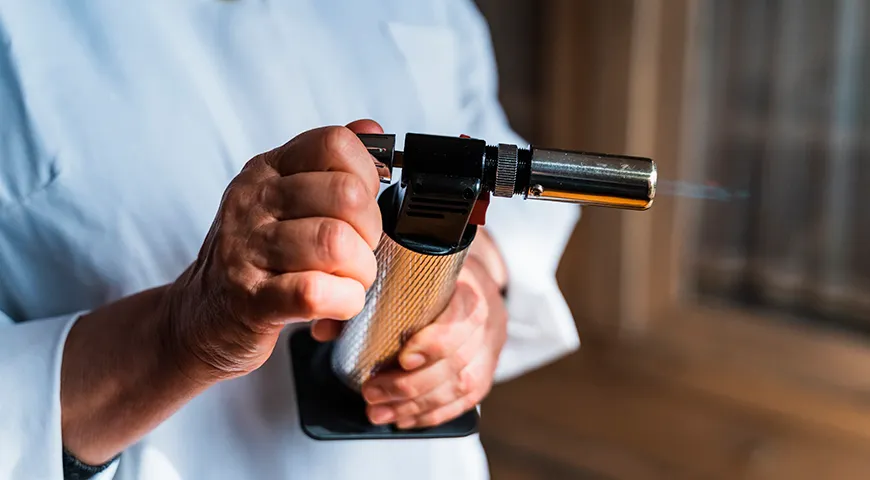 Чтобы придать мясу аромат дымка, после приготовления быстро обожгите шашлык горелкой