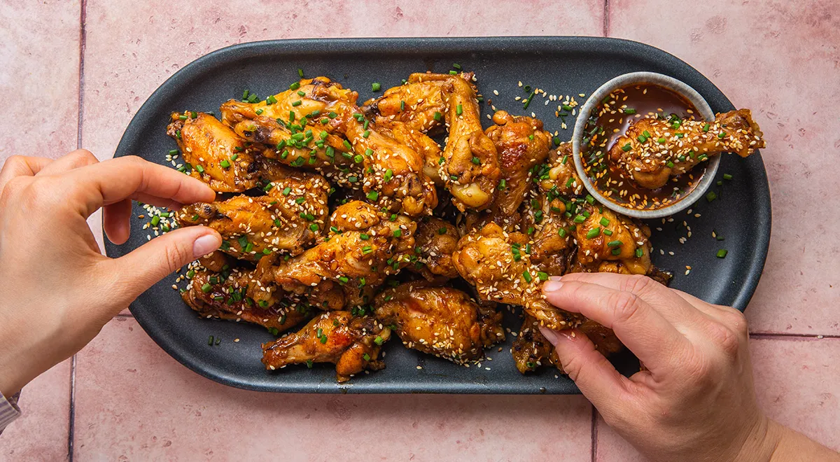 Куриные крылышки в пиве на сковороде