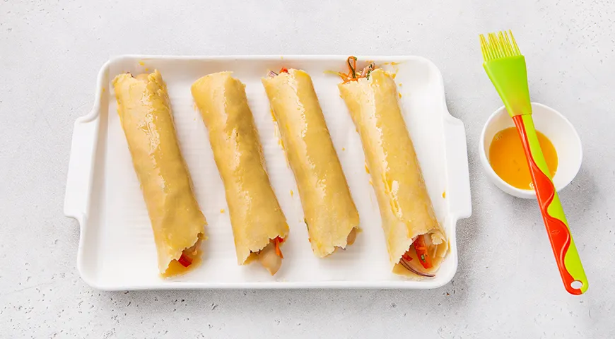 Сосиски в тесте, с овощами и сыром