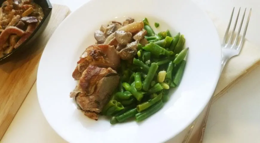 Жареная свиная вырезка с фасолью и грибным соусом