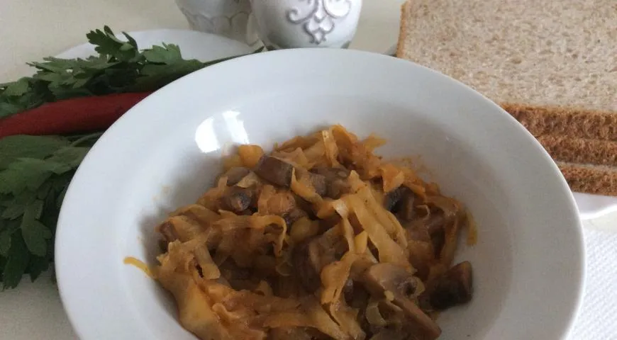 Тушеная картошка с капустой и грибами