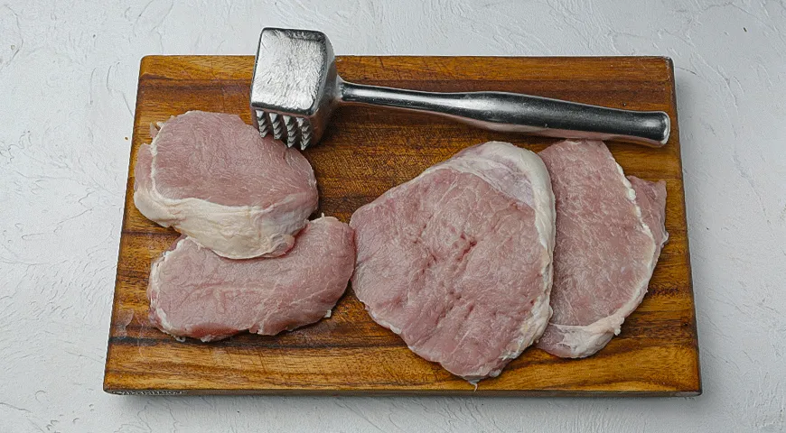 Свиные отбивные с кабачками и томатным соусом