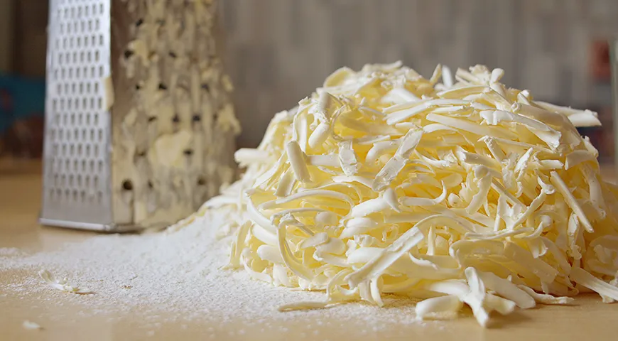 Для приготовления штрейзеля для тертого пирога предварительно подморозьте маргарин