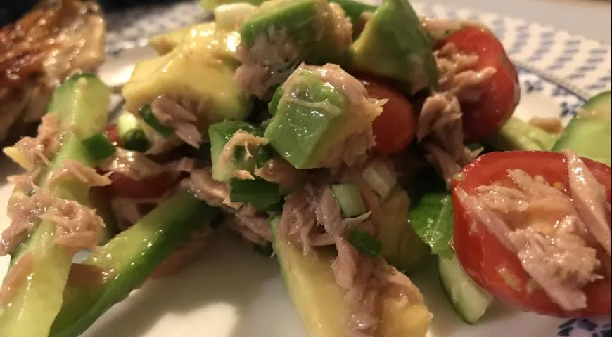 Салат с консервированным тунцом и авокадо