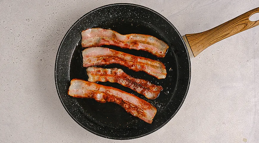 Яичные квадратики с овощами и беконом