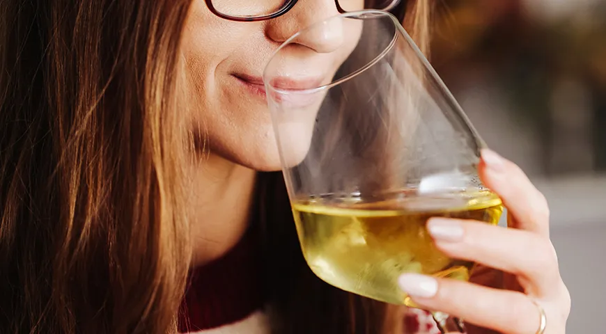 Для белого вина лучше выбирать бокалы с более узким горлом, чтобы дольше сохранить нужную температуру и сконцентрировать фруктовые ароматы