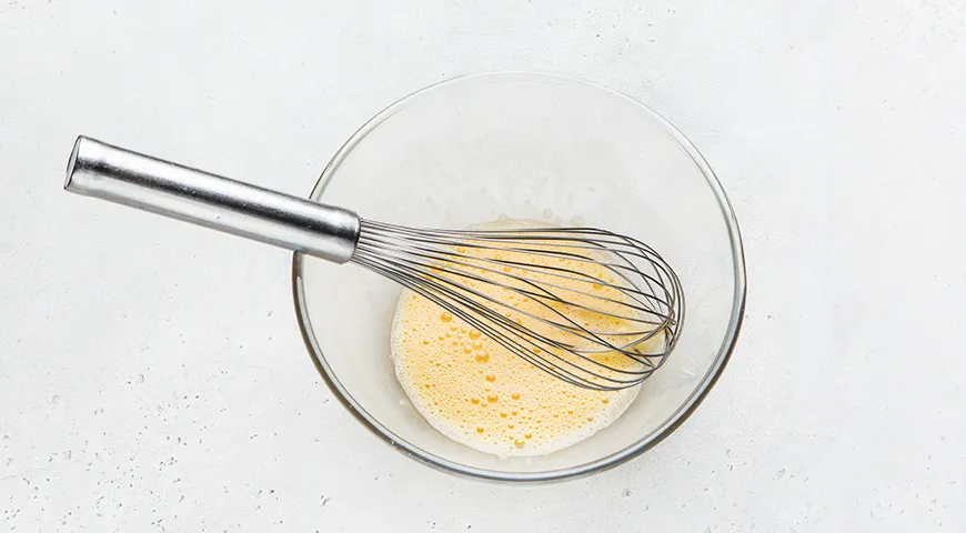 Яблочный рулет на сгущенном молоке