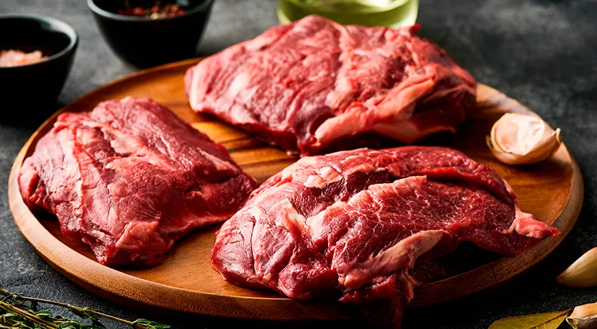 Свежие телячьи щечки — розовые, плотные и слегка влажные, без видимых дефектов