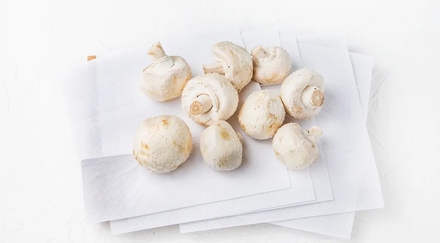 Слоёный салат с курицей, грибами, помидорами и сыром