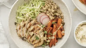 Боул с молодой капустой и курочкой «Тахини»